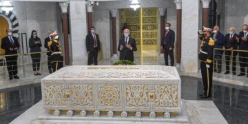 Le Président Kais Saïed commémore le décès du leader Habib Bourguiba
