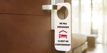 Mandats d&rsquo;amener contre six passagers venant de France, ayant quitté l&rsquo;hôtel de confinement