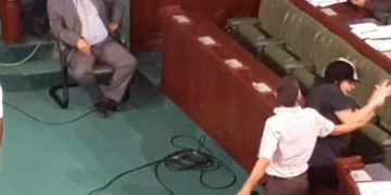 Le député Sahbi Smara agresse physiquement Abir  Moussi