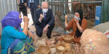 Kais Said rend visite à des artisanes à la cité Hlel