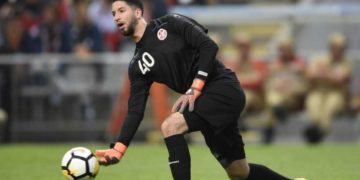 Moez Hassen signe au CA.