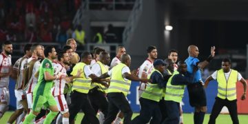 Protéger les arbitres au coup de sifflet final: est-ce la bonne solution?