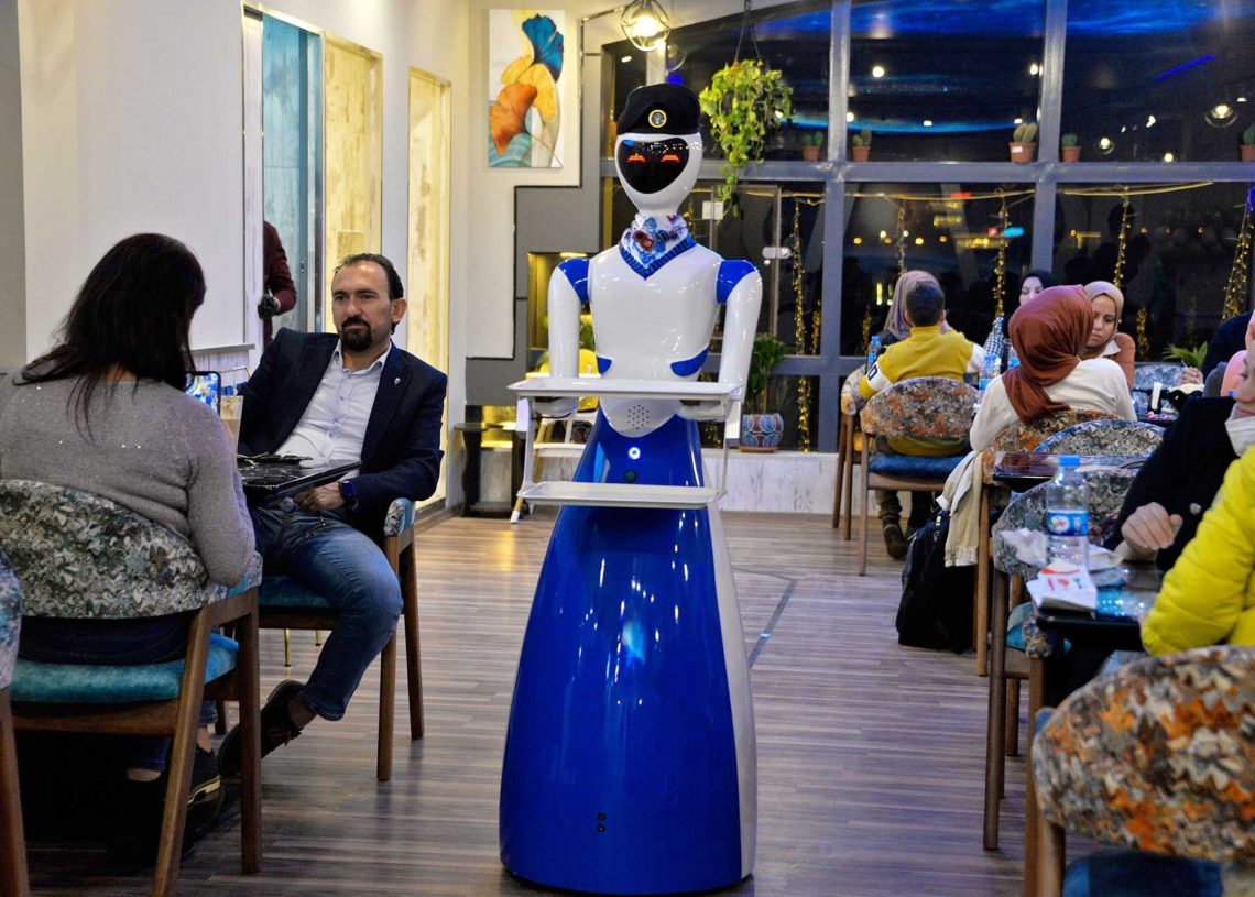 A Mossoul des clients servis par des robots