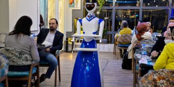 A Mossoul des clients servis par des robots