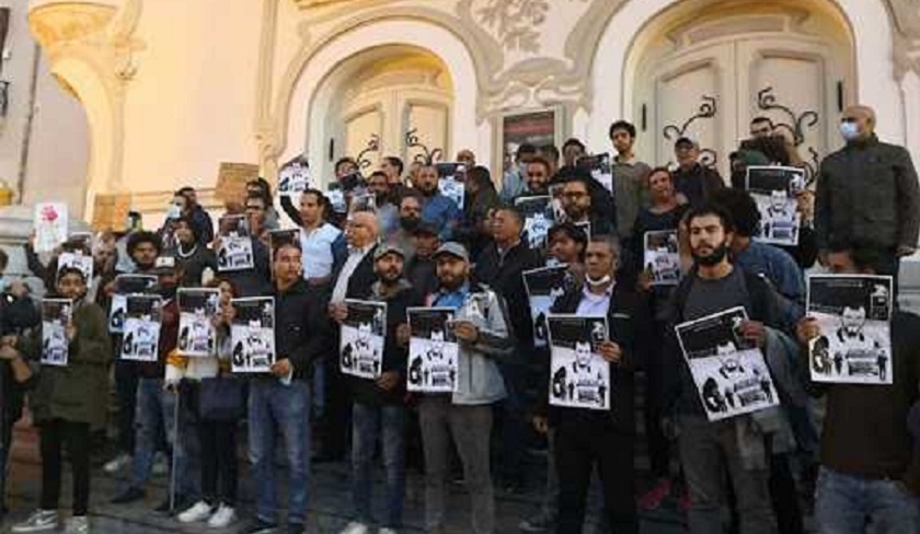 Manifestation de soutien envers les habitants de Agareb devant le Théâtre municipal
