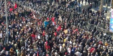 Malgré les restrictions, la manifestation anti-Kais Saied réunit plusieurs milliers de personnes