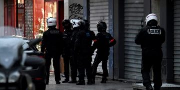 Paris: un tunisien prend en otage deux femmes