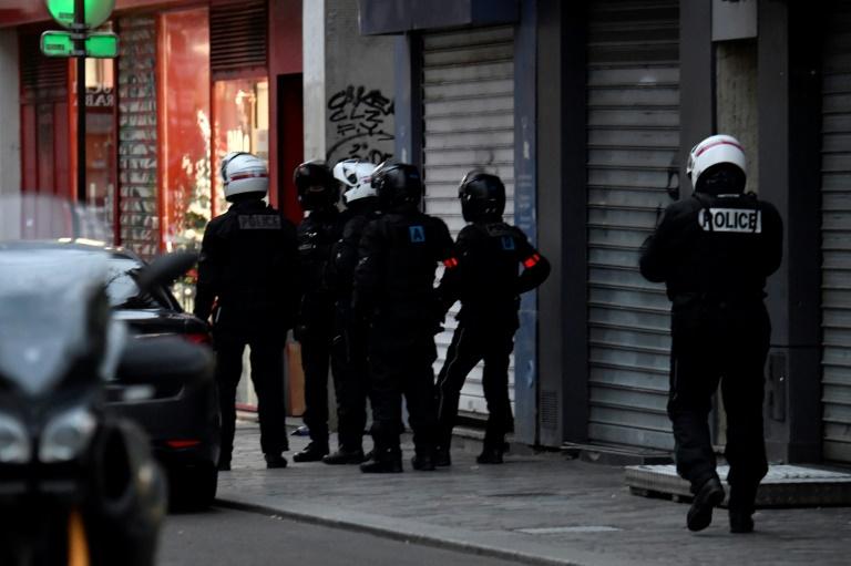Paris: un tunisien prend en otage deux femmes