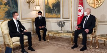 Kais Saied reçoit le ministre hongrois des affaires étrangères