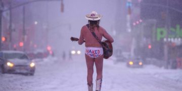 Etats-Unis: un blizzard recouvre Boston sous 60 centimètres de neige, un record
