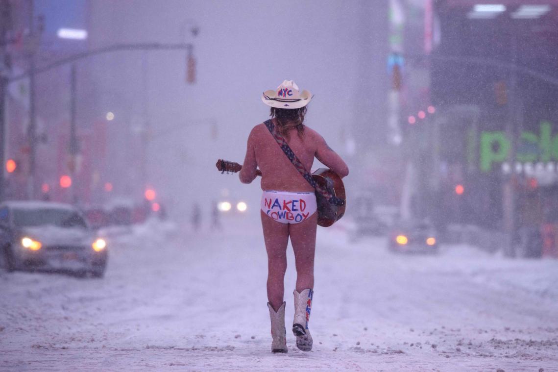 Etats-Unis: un blizzard recouvre Boston sous 60 centimètres de neige, un record