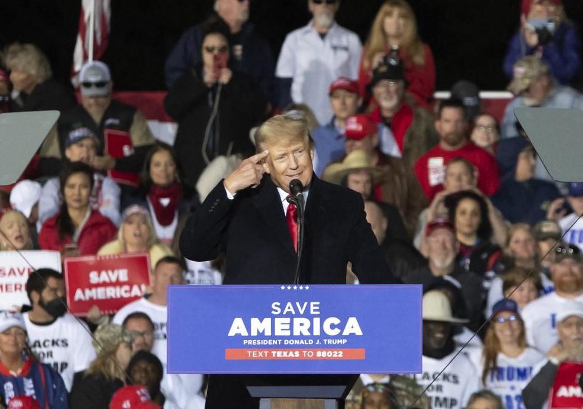 En meeting, Trump envisage de gracier les assaillants du Capitole