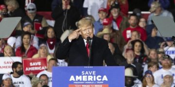 En meeting, Trump envisage de gracier les assaillants du Capitole