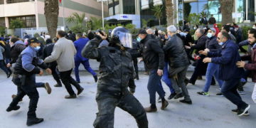 14 janvier: le correspondant du journal « Libération » tabassé par la police