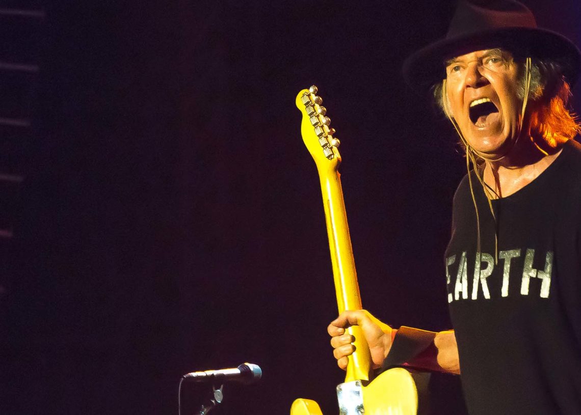 Neil Young demande le retrait de sa musique de Spotify en raison de contenus antivax sur la plateforme