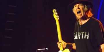 Neil Young demande le retrait de sa musique de Spotify en raison de contenus antivax sur la plateforme