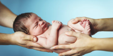 En Iran, porter l’enfant d’une autre, comme moyen de subsistance