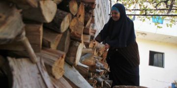 Pour se chauffer les libanais brûlent leurs forêts