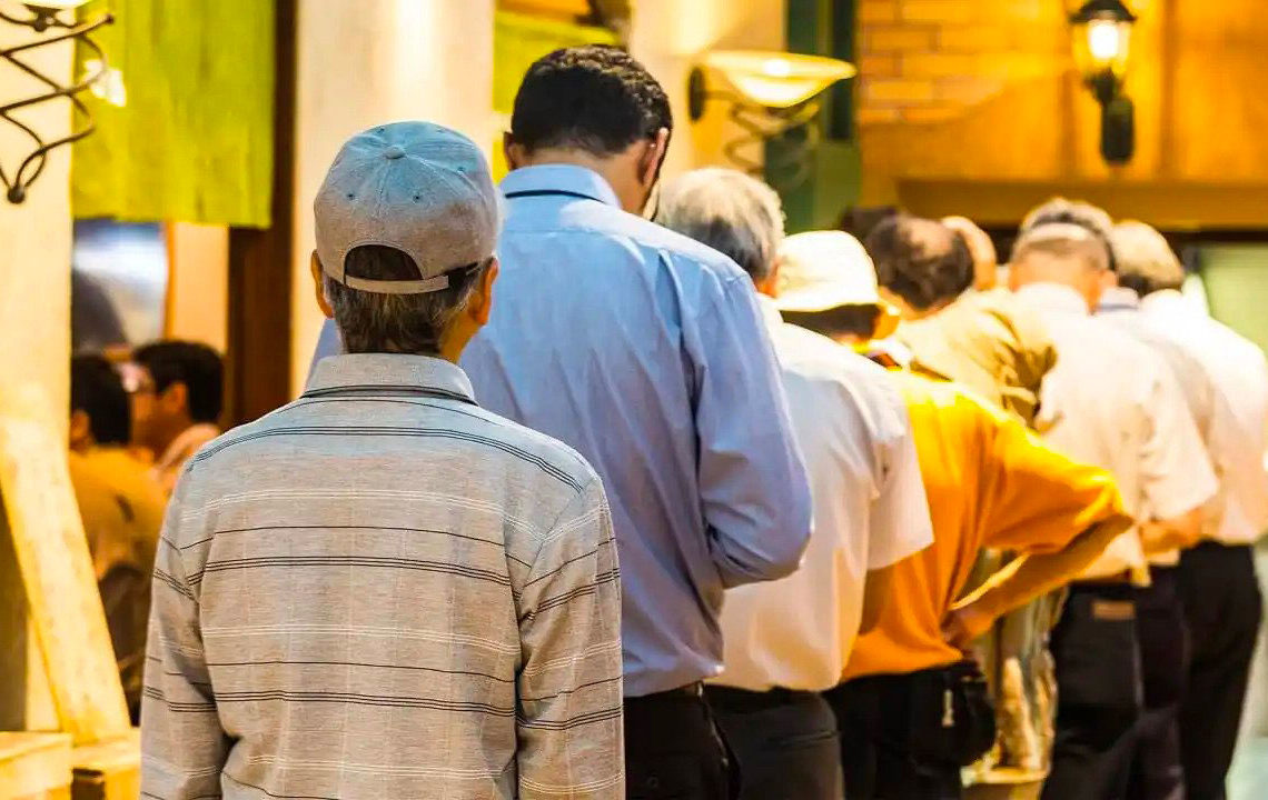 Insolite: il gagne 200 euros par jour  à faire la queue pour les autres