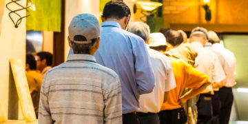 Insolite: il gagne 200 euros par jour  à faire la queue pour les autres