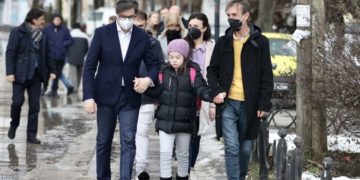 Le président macédonien accompagne à l’école une fille harcelée en raison de sa trisomie 21