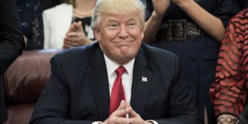 Guerre en Ukraine: la bourde de Trump en plein direct
