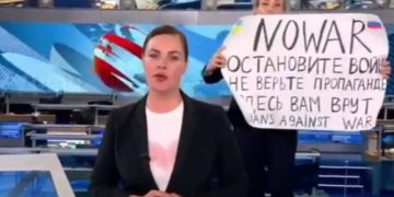 Une journaliste russe résiste à Poutine en brandissant une pancarte « pas de guerre »