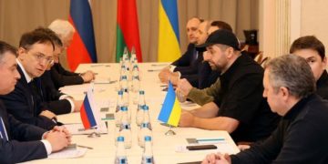 Guerre en Ukraine: entre négociations et sanctions