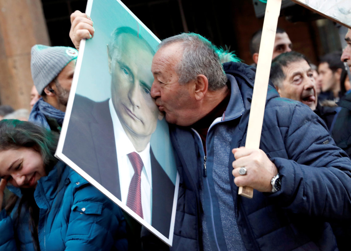 Serbie: des milliers de manifestants pro-Poutine défilent à Belgrade