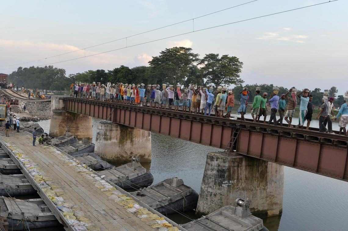 Inde: des voleurs de ferrailles démantèlent un pont!
