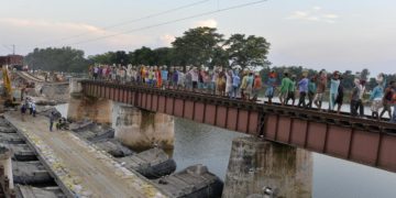Inde: des voleurs de ferrailles démantèlent un pont!