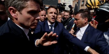 Lors de sa première sortie depuis sa réélection, le président Macron a été visé par des jets de tomates