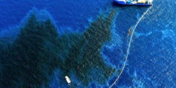 Un navire pétrolier s’échoue au large de Gabes et laisse craindre une catastrophe environnementale