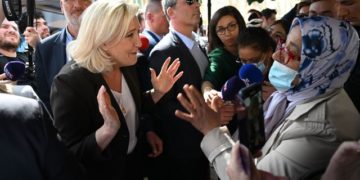 L&rsquo;interdiction du voile dans l&rsquo;espace public n&rsquo;est plus la priorité de Marine Le Pen