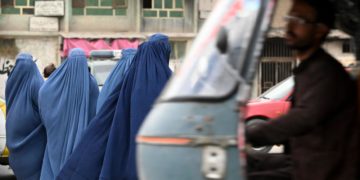Les talibans resserrent encore la vis et imposent la burqa aux femmes dans l’espace public