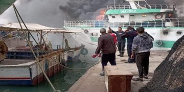 Un bateau de pêche ravagé par les flammes à Sfax