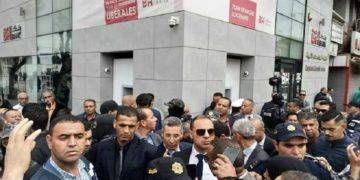 Taoufik Charfeddine rend visite aux manifestants