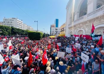 Manifestation anti-Kais Saied devant le Théâtre municipal de Tunis