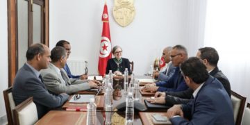 Gafsa: La relance du développement au centre d’une rencontre entre Nejla Bouden et le gouverneur