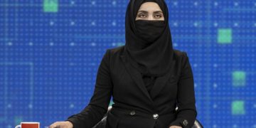 Les présentatrices afghanes résistent à la burqa
