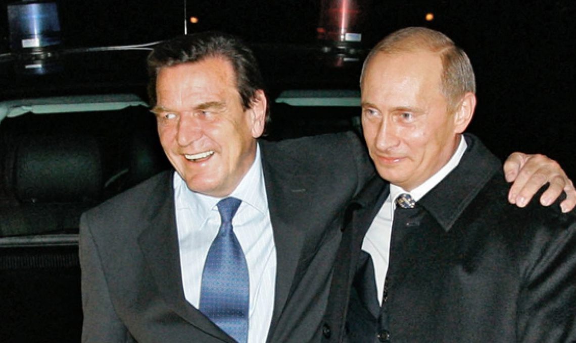 Proche de Vladimir Poutine, l’ex-chancelier, Gerhard Schröder, privé de ses avantages