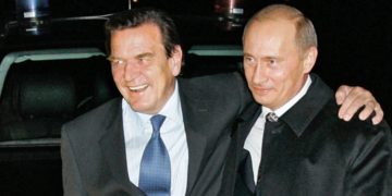 Proche de Vladimir Poutine, l&rsquo;ex-chancelier, Gerhard Schröder, privé de ses avantages