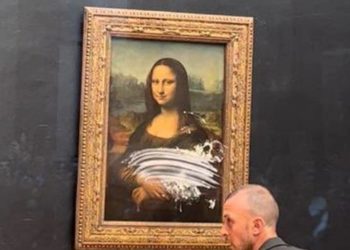 La Joconde entartée par un homme qui appelle à « penser  à la planète « 
