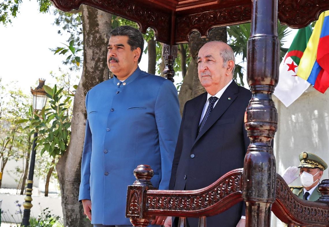 Nicolas Maduro en visite en Algérie