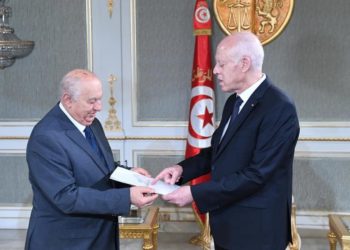 Sadok Belaïd remet la première mouture de la nouvelle constitution au Président  Saïed.