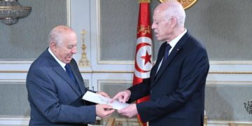 Sadok Belaïd remet la première mouture de la nouvelle constitution au Président  Saïed.