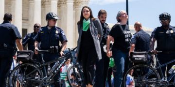 Avortement: Alexandria Ocasio-Cortez et plusieurs autres élues arrêtées à Washington lors d’une manifestation