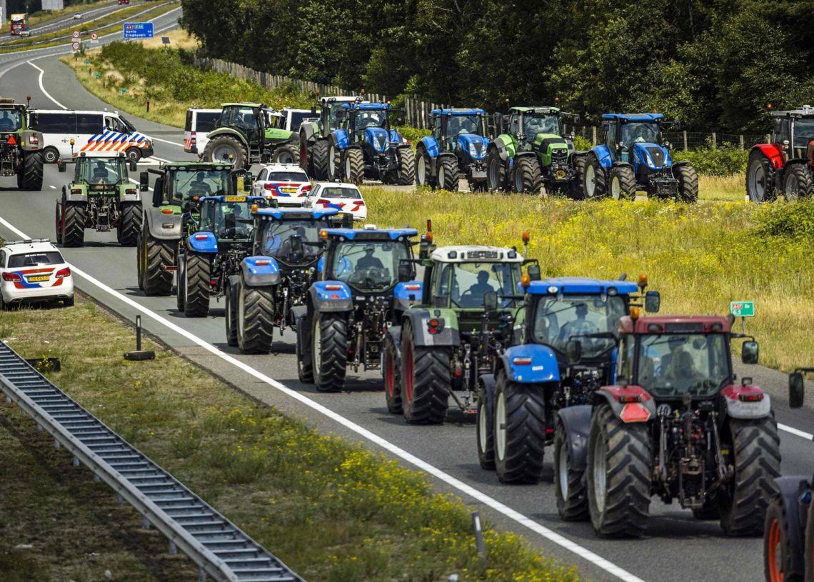 Pays-Bas: les agriculteurs bloquent le pays pour contester un plan visant à réduire drastiquement l’émission d’azote