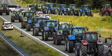 Pays-Bas: les agriculteurs bloquent le pays pour contester un plan visant à réduire drastiquement l&rsquo;émission d&rsquo;azote