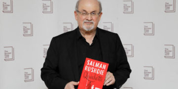 L&rsquo;écrivain Salman Rushdie poignardé par un jeune homme de 24 ans